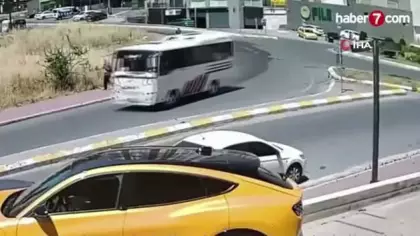 Esenyurt'ta, ters yönde giden scooter sürücüsüne araba çarptı