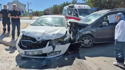 Eskişehir'de hafif ticari araç ile otomobil çarpıştı: 3'ü çocuk 7 yaralı