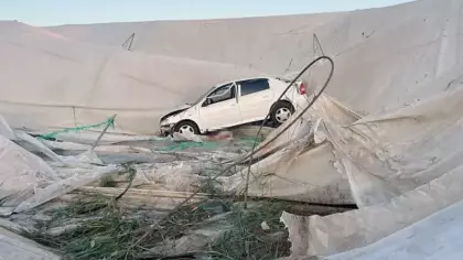 Evli çift seraya uçan araçta can verdi!
