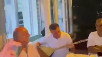 Ezanı duyuyorlar ama bozuntuya vermeden türkü söylüyorlar: Özgür Özel'in yeni görüntüleri