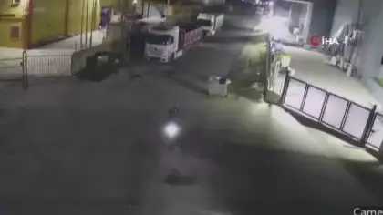 Fabrikaya atmak istediği patlayıcı elinde patlayınca parmağından oldu: O anlar kamerada