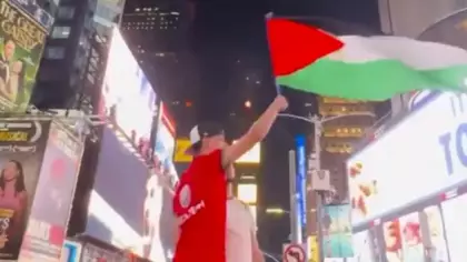 Faslı taraftarlardan Times Meydanı'nda Filistin'e destek gösterisi