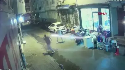 Fatih’te 4 katlı binadan beton parçalarının düştüğü anlar kamerada