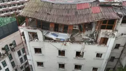 Fatih'te yıkım kararı verilen otelin çatı katı çöktü