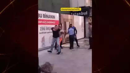 Fatih'te zabıta ile vatandaş sokak ortasında tekme tokat kavga etti