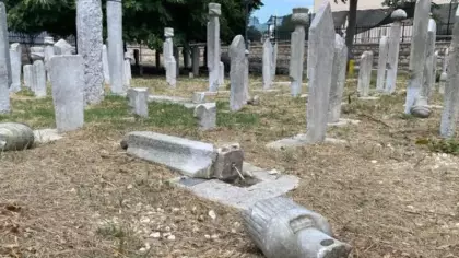 Fatih'teki tarihi hazirede 7 mezar taşını kırıp kaçtı
