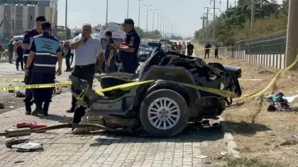 Feci çarpışma aracı ikiye böldü: Olay yerinde 2 ölü, 2 yaralı