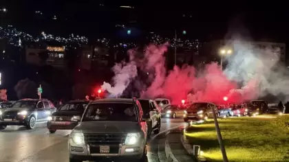 Fesih kararının ardından Suriyeliler Emevi Meydanı'nda toplandı