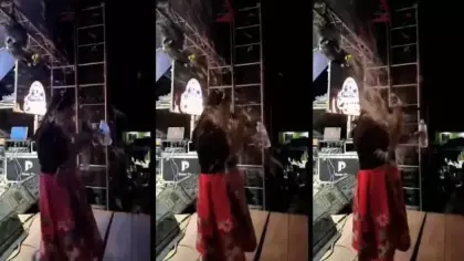 Fırlatılan cam şişe yüzünde patladı! Peru'da sahnede dehşet anları