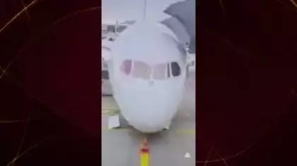Frankfurt Havalimanı'nda aprondaki yolcu uçağının ön iniş takımı çöktü