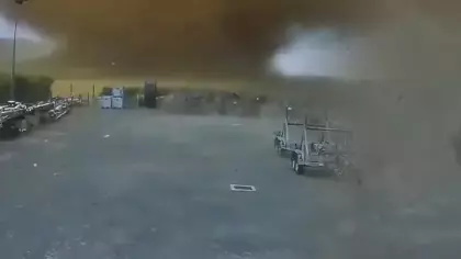 Fransa'da korkutan hortum kameraya yansıdı