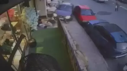 Fren yerine gaza basan sürücü bebek arabasına ve vatandaşa çarptı