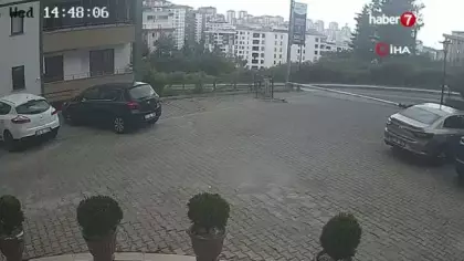 Fren yerine gaza basan sürücü site duvarından aşağı uçtu: 1’i çocuk 3 yaralı!