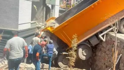 Freni boşalan kamyon, binanın duvarına çarptı