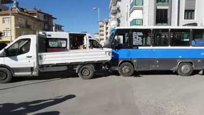 Freni boşalan yolcu minibüsü dehşet saçtı! Önüne gelene çarptı: 7 yaralı var