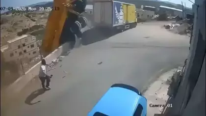 Freni boşaldı dev kamyon felakete sürüklendi, şoför son anda atlayarak kurtuldu