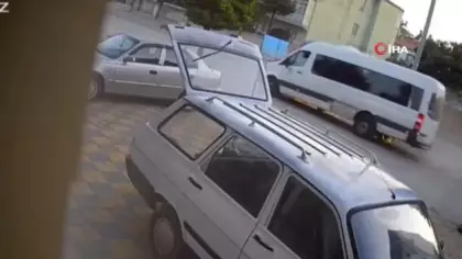 Freni patlayan minibüs taksiyi sürükledi