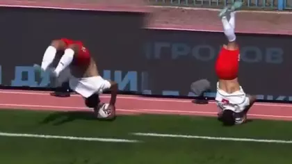 Futbol sahalarında ender görülen fantastik an...
