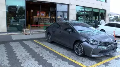 Gaz ile freni karıştırdı: Önündeki araçla birlikte kafeye girdi