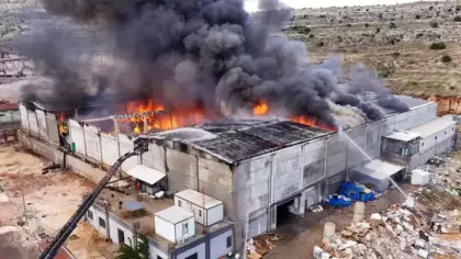 Gaziantep'te korkutan yangın! Fabrikada kara dumanlar yükseliyor