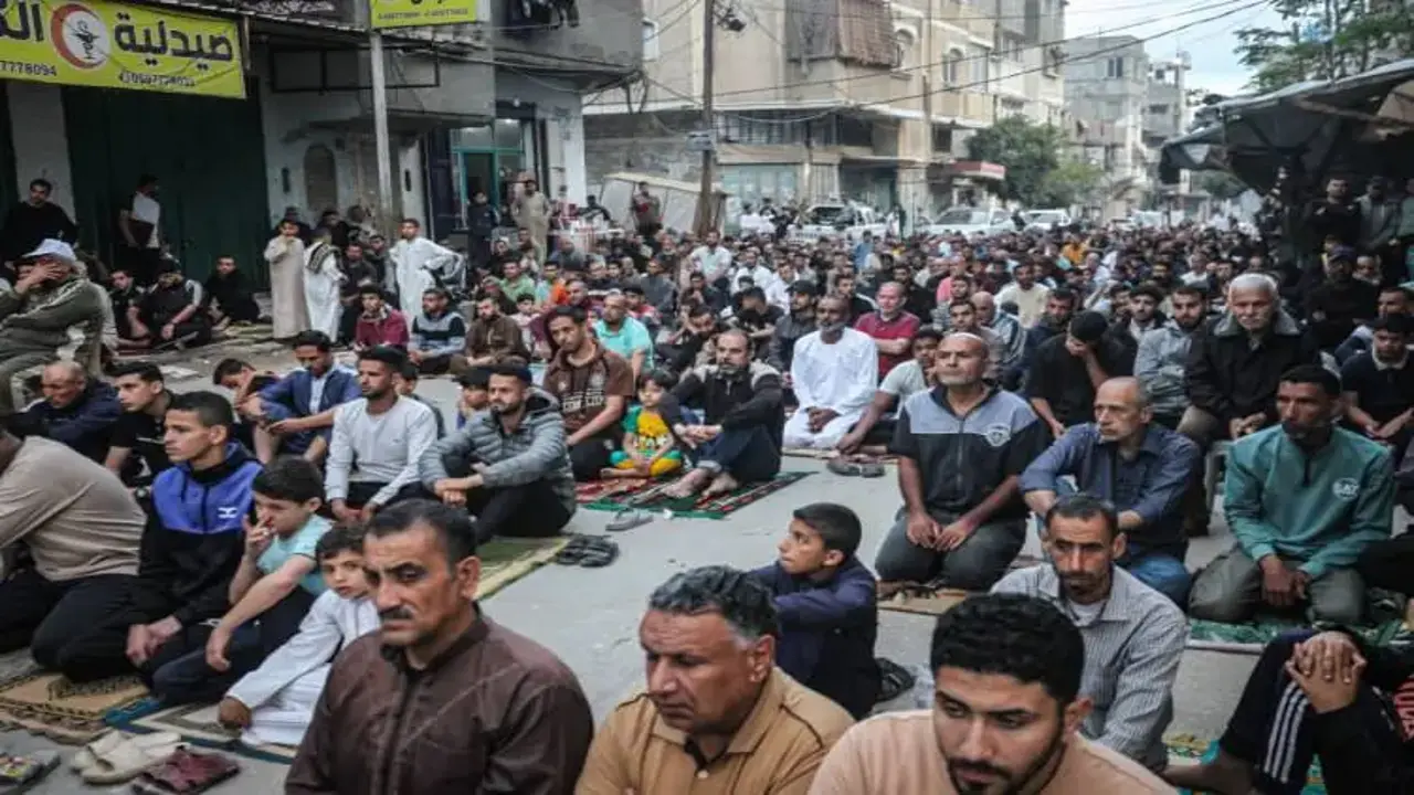 Gazze'de Filistinliler bayram namazını yıkılan camilerin enkazında ve çadır kamplarında kıldı