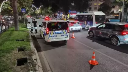Genç kıza yaya geçidinden geçerken iki araç çarptı
