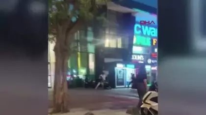 Gençlerin tekme tokat kavgası kamerada: Yere yatırıp demirle vurdular