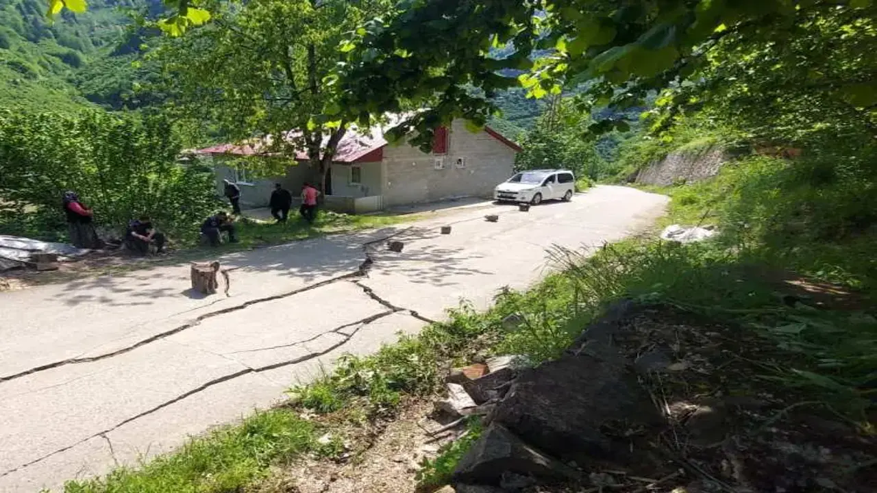 Giresun'da 33 ev tahliye edildi: Yolda yarıklar oluştu!