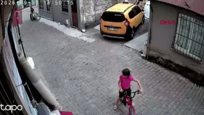 Giresun'da 7 yaşındaki Nehir'in bayrak sevgisi kamerada