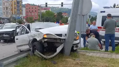 Giresun'da iki otomobil çarpıştı: 5 kişi yaralandı