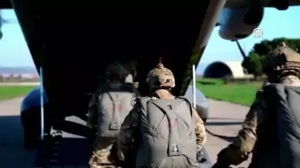 Gökyüzünden süzülen ölüm makineleri: SAT komandolarından nefes kesen şov