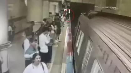 Görme engelli genç raylara düştü! Ölümle burun buruna geldiği o anlar kamerada