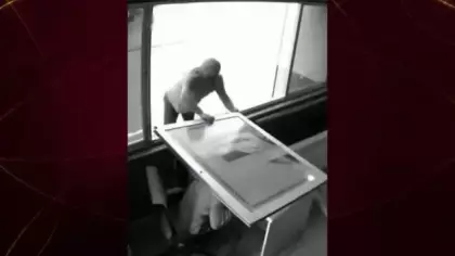 Gülerek başladı panikle bitti: Yaslandığı cam arkadaşının kafasında patladı!