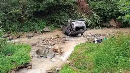 Hafif ticari araç dereye yuvarlandı: 3'ü ağır, 5 yaralı
