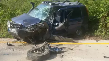 Hafif ticari araç ile minibüs çarpıştı: 1'i bebek 9 yaralı