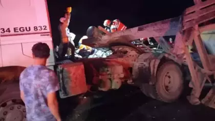 Hafriyat kamyonu otomobille çarpıştı: 1'i ağır, 3 yaralı