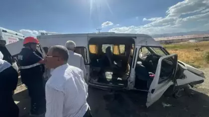 Hakkari'de minibüs rögar çukuruna çarptı 6 yaralı