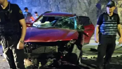 Hakkari'de otomobiller kafa kafaya çarpıştı: Yaralılar var