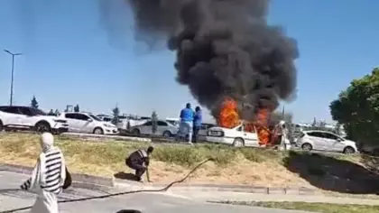 Hastane otoparkında yanan araç kullanılmaz hale geldi