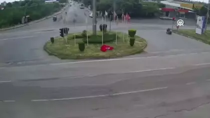Hatay'da kavşağa düşen Türk bayrağını yoldan geçen sürücüler kaldırdı