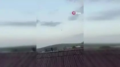 Hava aniden değişti paraşütçüler zeytinliğe acil iniş yaptı: O anlar kamerada!