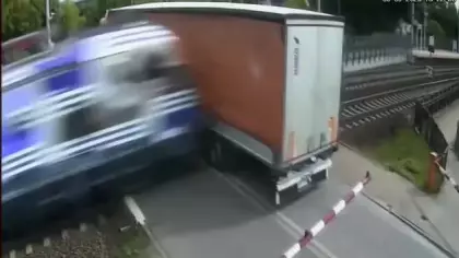 Hemzemin geçitte sıkışan tırı tren biçti!