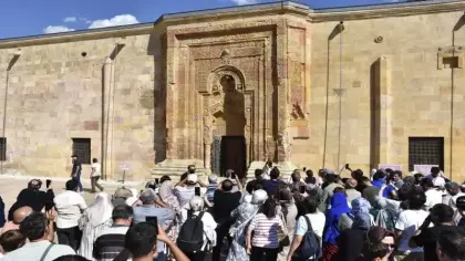 Her gün aynı saatte binler Sivas'a akın ediyor! 'Namaz kılan adam' gölgesine yoğun ilgi