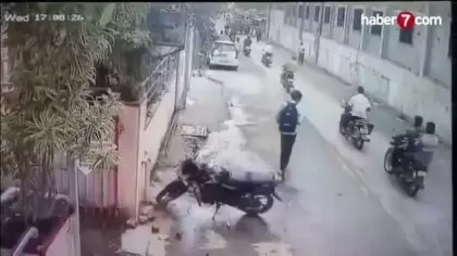 Hindistan'da dehşet anları: Kontrolden çıkan boğa motosikletli kadını biçti