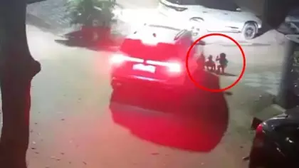 Hindistan'da kapının önünde oynayan minik kız arabanın altında kaldı!