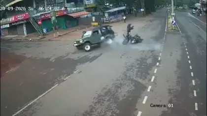 Hindistan'da korkunç çarpışma: Motosikletli havaya fırladı, cip takla attı!