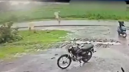 Hindistan'da yolda yürüyen kadına yıldırım isabet etti