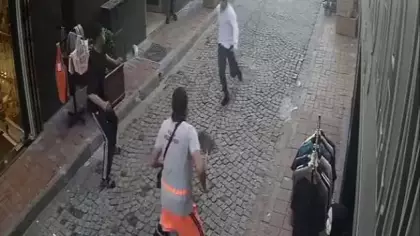'Hırsız var!' çığlıkları sonrası vatandaş çelme taktı temizlikçi süpürgeyle vurdu!