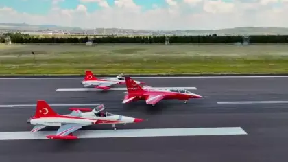 HÜRJET ve Türk Yıldızları'ndan gökyüzünde tarihi buluşma