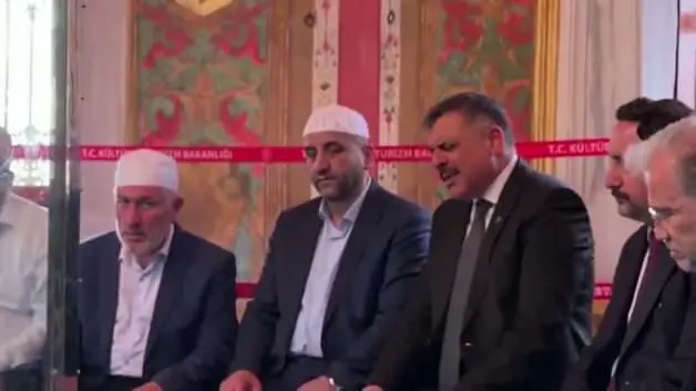 İçişleri Bakanı Çiftçi'den Fatih Sultan Mehmet'in türbesinde Kur'an-ı Kerim tilaveti